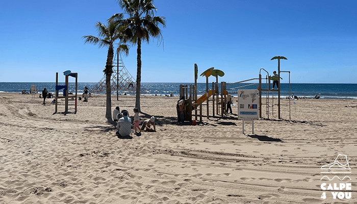 Speeltoestellen op Arenal-Bol in Calpe